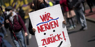 Auf einer Demonstration gegen steigende Mieten im Mai hält ein Demonstrant ein Schild mit der Aufschrift "Wir nerven zurück" hoch.