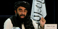 Taliban-Sprecher Zabidhullah Mujahid, ein bärtiger Mann mit Kopfbedeckung