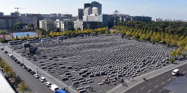 Blick auf das Stelenfeld vom Denkmal für die ermordeten Juden Europas in Berlin-Mitte.