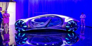 Ein futuristisch designte Auto von Mercedes steht in einem blau beleuchteten Raum