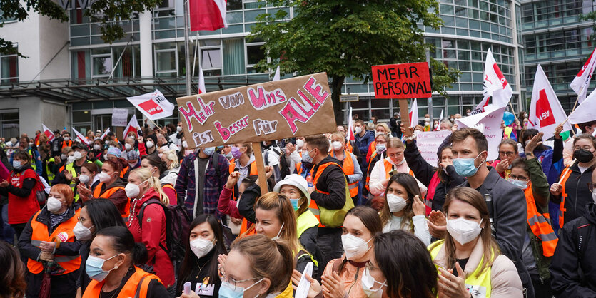 Zahlreiche Pflegekräfte und andere Beschäftigte nehmen an einer streikbegleitenden Kundgebung vor der Vivantes-Zentrale teil.