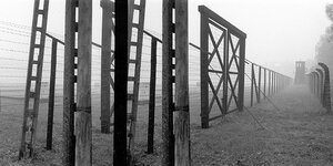 Zäune, Tore, Eingängen und ein Wachturm am KZ Stutthof
