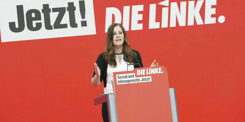 Janine Wissler am Rednerpult, im Hintergrund der Slogan "Sozial und klimagerecht. Jetzt!"