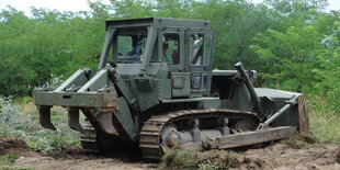 Ein Bagger der ungarischen Armee steht im Gebüsch