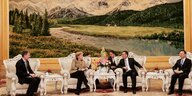 Angela Merkel redet mit Wu Bangguo vor einem riesigen Landschaftsgemälde