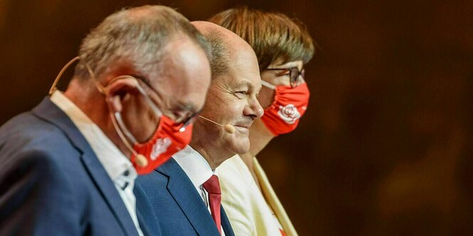 Norbert Walter-Borjans, Olaf Scholz und Saskia Esken stehen nebeneinander