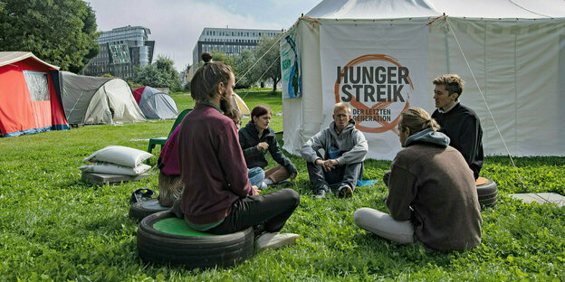 Jugendliche sitzten vor Zelten mit der Aufschrift "Hungerstreik"