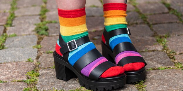 Füße mit Socken in Regenbogenfarben