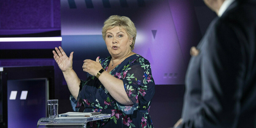 Erna Solberg gestikuliert beim Sprechen