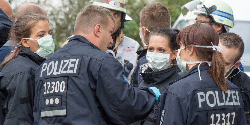 Eine Gruppe PolizistInnen mit Mundschutz