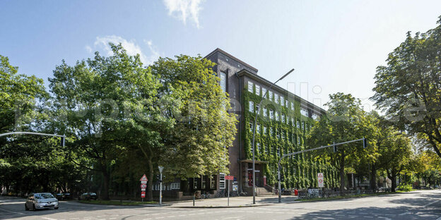 Die Ida Ehre Schule in Hamburg-Eimsbüttel: Grüne Bäume verdecken einen roten Backsteinbau