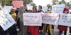 Afghanische Frauen zeigen Schilder, auf denen Frauenrechte eingefordert werden