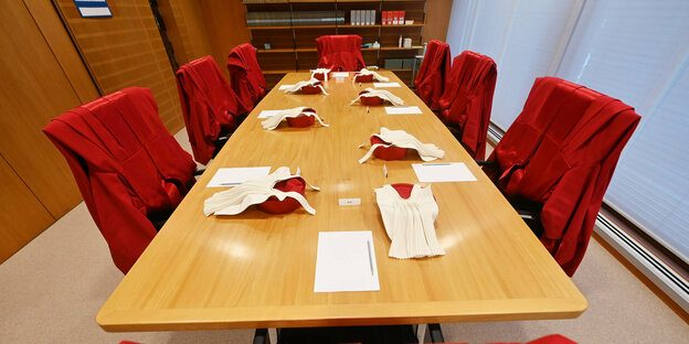 Bundesverfassungsgericht Beratungszimmer mit roten Roben
