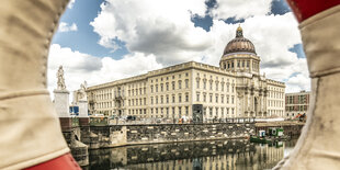 Das Humboldt Forum, also das wieder aufgebaute Stadtschloss in Berlins Mitte, erscheint hier aufgenommen durch einen rot-weißen Rettungsring