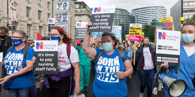 Eine Demonstration des britischen Gesundheitsservice NHS in London