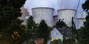 Das Kraftwerk Niederaußem von RWE gesehen von einer Wohnsiedlung in Niederaußem aus