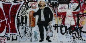 Bild von Karl Marx als Flaschensammler an der ehemaligen DDR-Grenzmauer