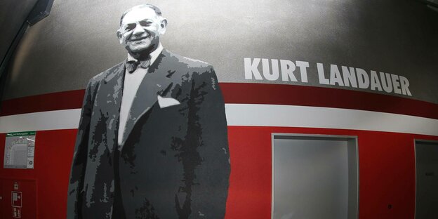 Schwarz-Weiß-Bild von Kurt Landauer in der Allianz-Arena in München