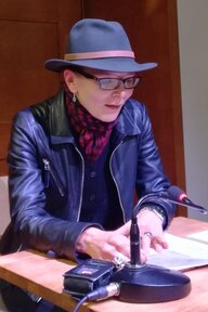 Anne Blaudzun mit Hut bei einer Lesung