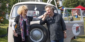 Liedermacherin Barbara Thalheim und Schriftsteller Ingo Schulze vor einem VW-Bulli