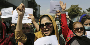 Eine Gruppe afghanischer Frauen demonstriert