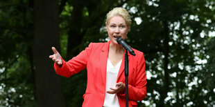 Manuela Schwesig spricht in ein Mikrofon und gestikultiert