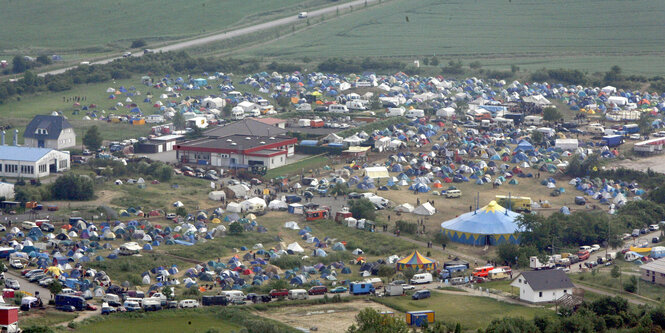 Luftnahme des Protestcamps in Reddelich gegen den G8-Gipfel 2007.