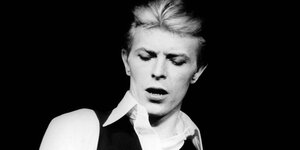 Porträt von David Bowie in weißem Hemd mit dunkler Weste