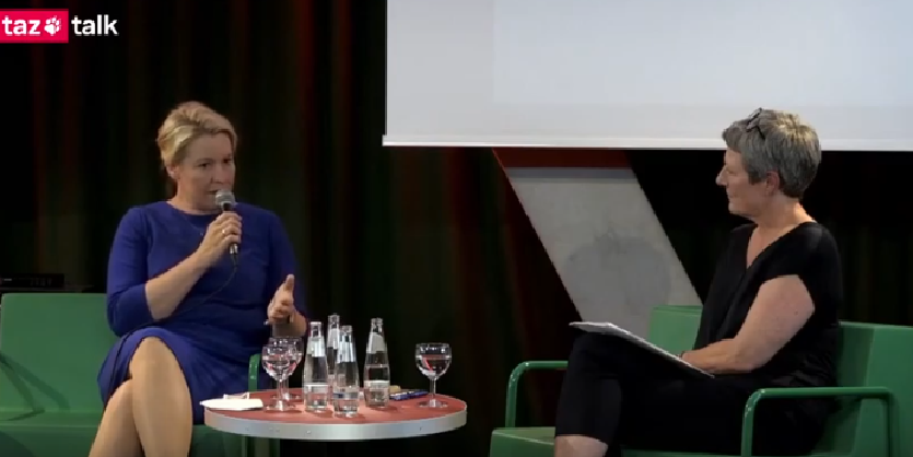 Das Foto zeigt Franziska Giffey (l.) mit taz-Redakteurin Alke Wierth beim taz Talk.