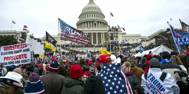 Eine aufgebrachte Menschenmenge vor dem Kapitol