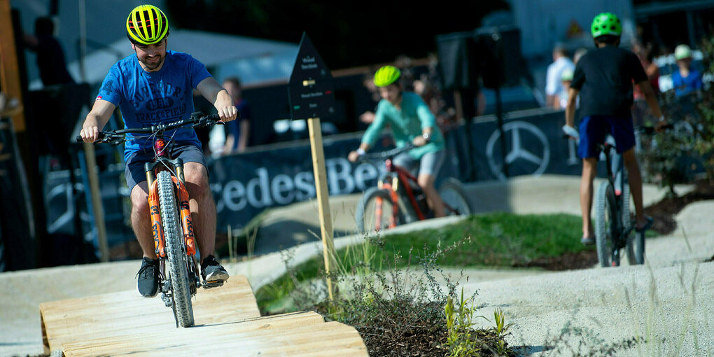 Radfahrer auf einer Teststrecke