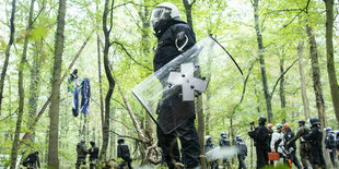 Ein Polizist steht im Wald