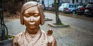 Bronzefarbene Frauenfigur auf Straße