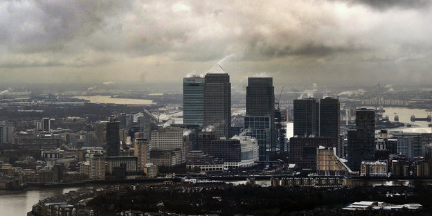 Dunkle Wolken über den Bankenviertel „Canary Wharf“ in London.