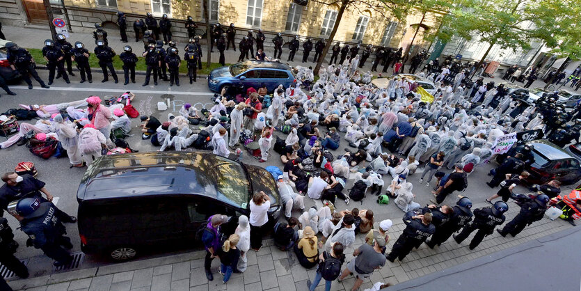 Protestierende vor einem besetzten Haus.