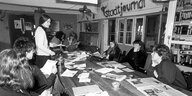Redaktionssitzung der taz Hamburg in den 80ern