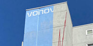 Aktienkursverlauf und Teile des Worts "Vonovia" an einer Hochhauswand