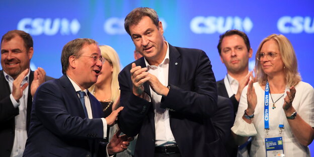 Armin Laschet, Markus Söder und andere auf der Bühne des CSU-Parteitags.