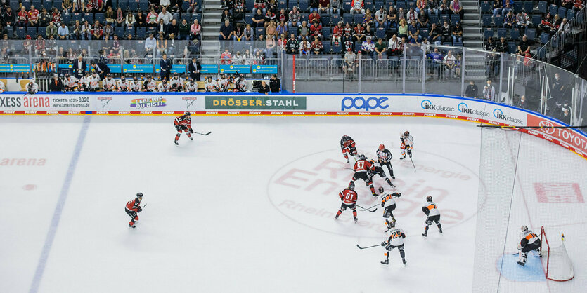 9.300 Zuschauer in Köln: Die Haie schlagen Auftaktgegner Wolfsburg mit 2:1.