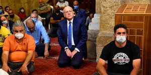 Najib Mikati zwischen weiteren Gläubigen - er kniet auf dem Teppich einer Moschee