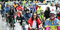 Teilnehmer einer Radsternfahrt gegen die IAA fahren während der Internationalen Automobil-Ausstellung (IAA Mobility) in Richtung der Theresienwiese.