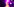 Person mit dunklem Lippenstift auf bühne, in lila Licht getaucht