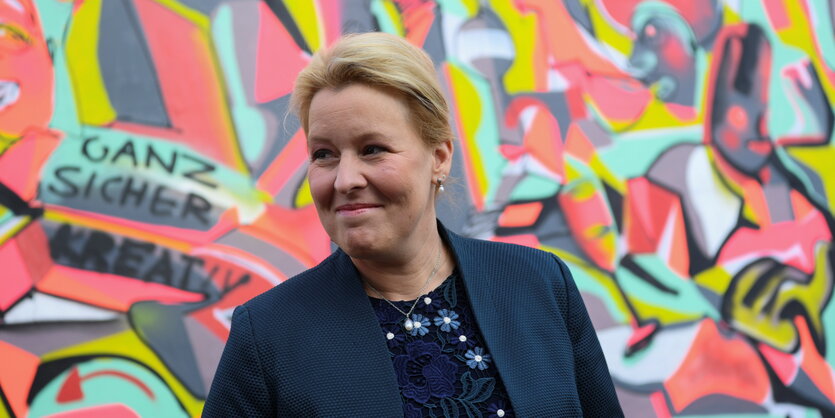 Franziska Giffey vor einer Graffitiwand