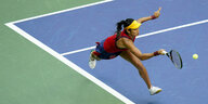 Die Tennisspielerin Emma Raducanu erläuft einen Ball