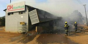 Rauch vor einem Supermarkt in Eswatini
