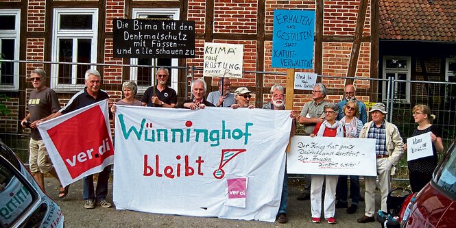 Ortsansässige beim Protest gegen den Abriss