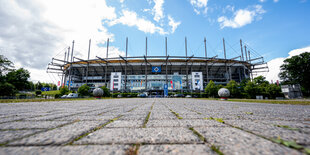 Wolken ziehen über das Volksparkstadion.