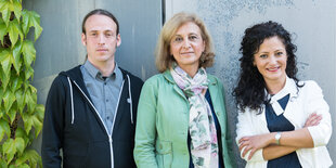 Pascal Meiser, Canan Bayram und Cansel Kiziltepe stehen vor einer grauen Wand