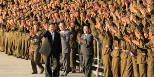 Kim Jong Un geht an einer Militärparade vorbei