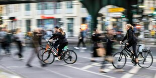 Fahrradfahrer und Fußgänger überqueren eine Kreuzung